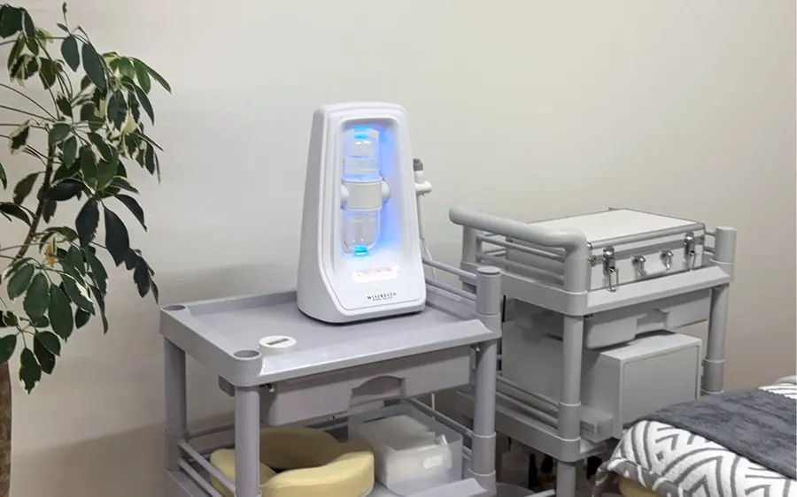 お台場サロンの施術機器とワゴン