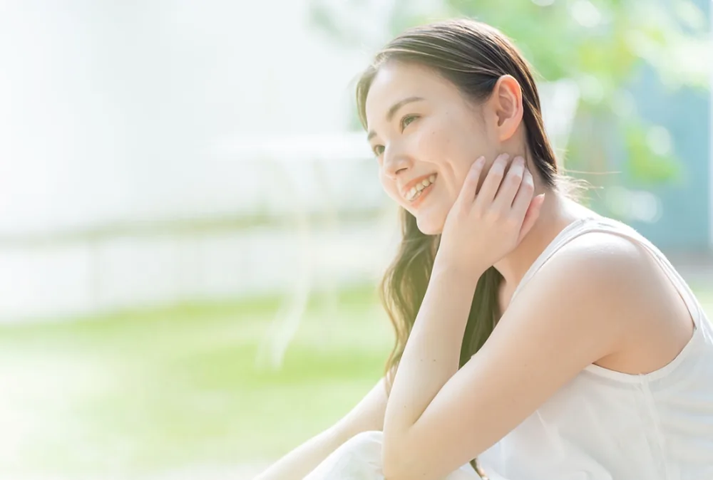 陽の光のなかでくつろぐ女性のイメージ